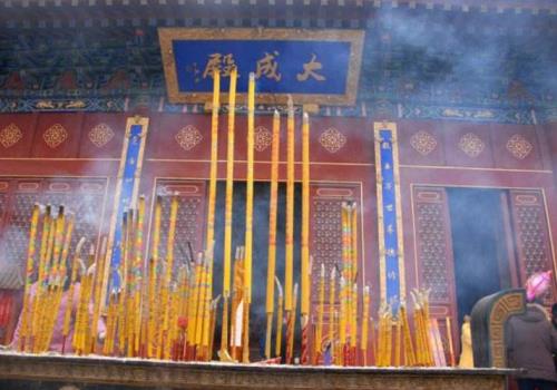 夫妻吵架能否去寺庙烧香