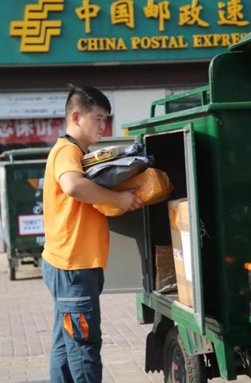 邮政快递员怎么寄快递