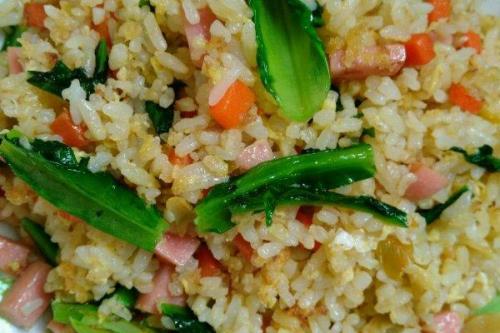 火腿肠炒饭家常做法