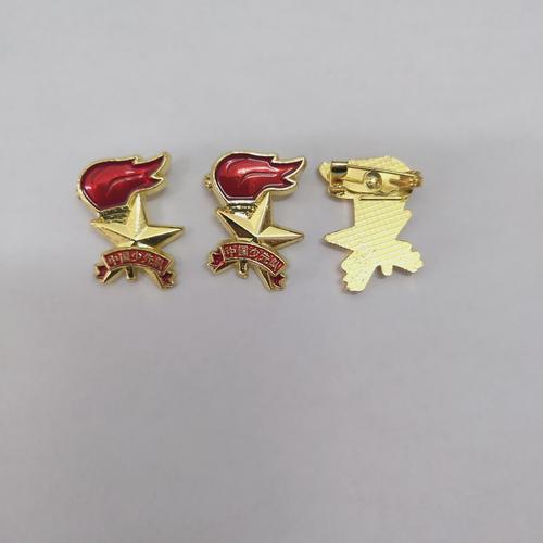胸章戴左还是右