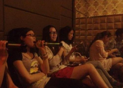 男女二人在包厢唱歌正常吗