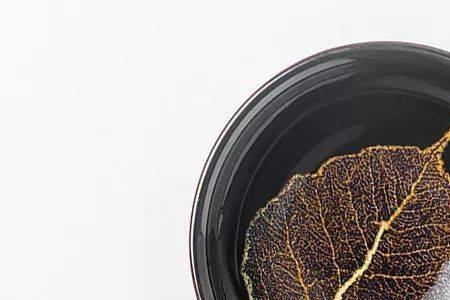 刚出窑的碗里面为什么要放叶子