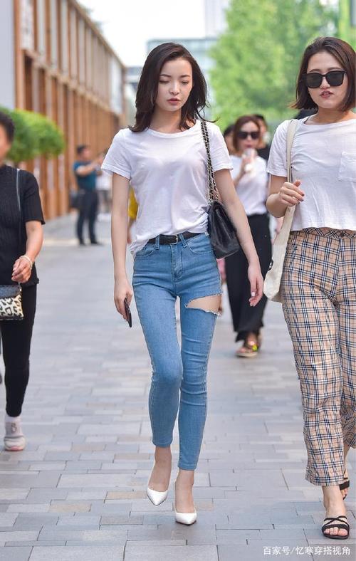 哭泣蓝牛仔裤白半袖配什么鞋
