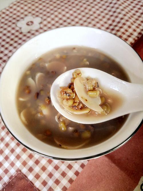 百合绿豆豆的做法。