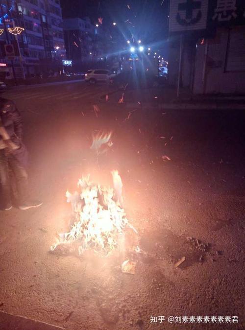 遇到有人在十字路口烧纸怎么办