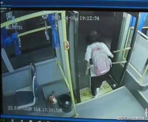 公交车乘客要下车小便怎么办