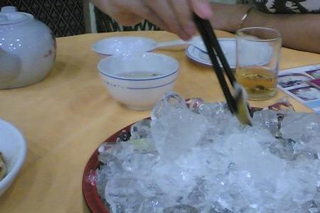 盘子上怎么固定冰块