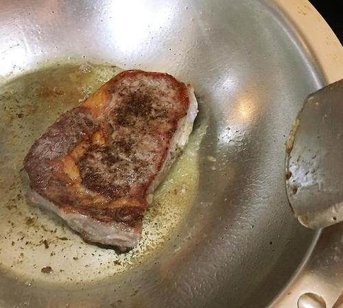 意大利人煎牛排锅底放什么油