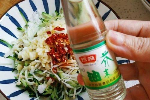 凉拌菜里加芥末油加多了怎么办