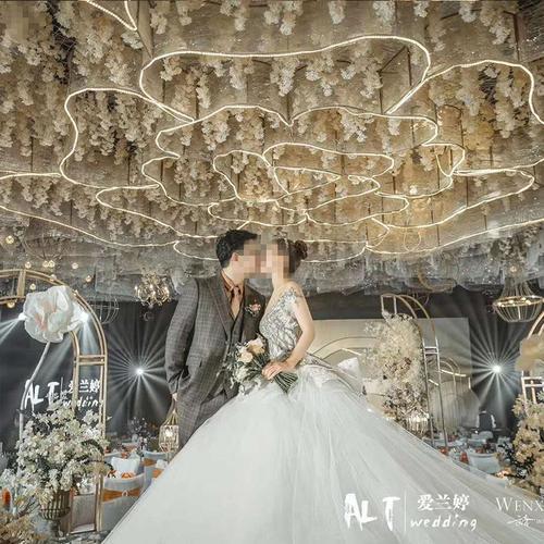 婚礼堂顶部挂网的方法