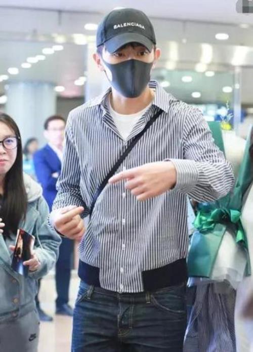 上课男生手插裤兜代表什么
