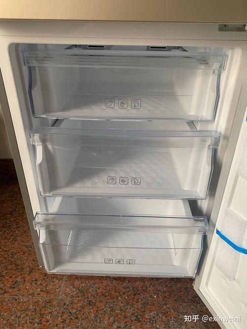 冰箱开门有电怎么回事