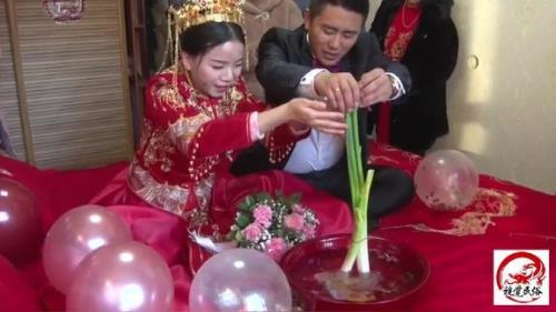 结婚盆里放几根大葱