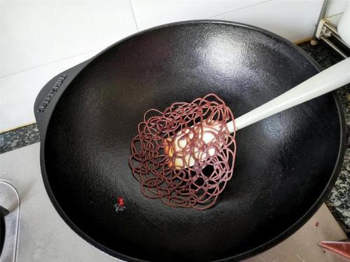铁锅碰到淀粉粘锅
