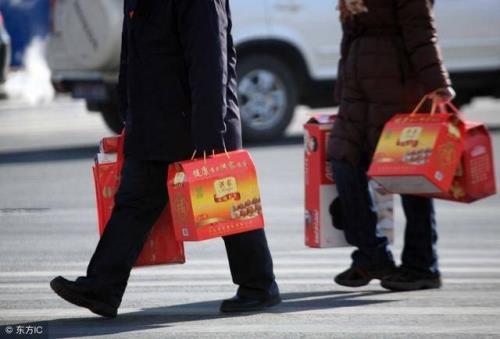 为什么晚上不能拿礼物串亲戚