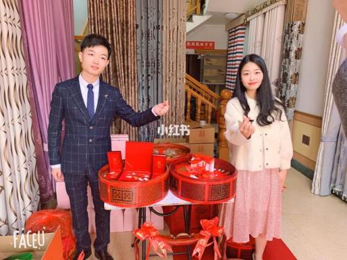 儿子订婚穿黄色衣服好不好