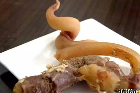 斗牛时为什么牛鞭会伸出来