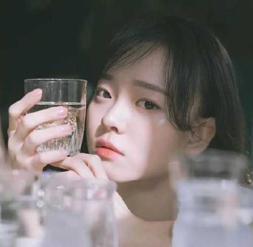 女生在男生面前撩头发什么意思