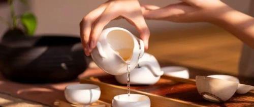 倒茶是顺时针还是逆时