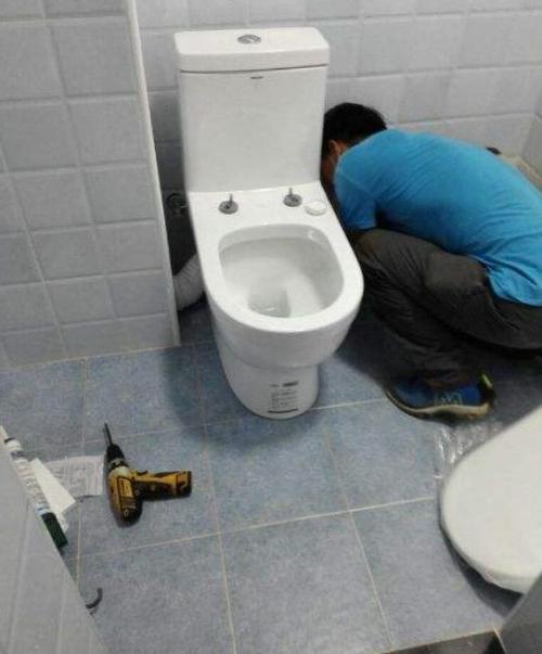 马桶后面有个洞漏水是什么原因