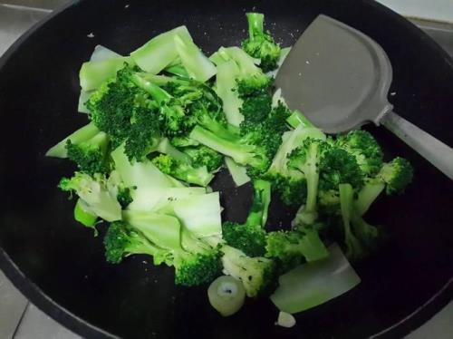 西兰花榨汁是生的好还是熟的好
