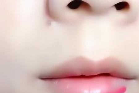 相亲女生当着面涂口红表示什么