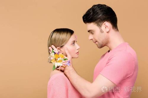 男生故意碰女生的手，什么目的