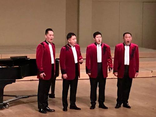 手挽手男中音唱什么调