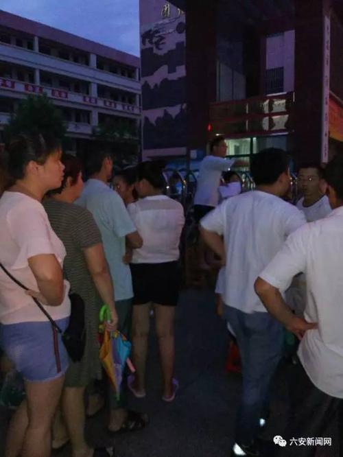 19个男生和17个女生怎么排队