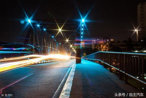 夜间城市行车只开示廓灯可以吗