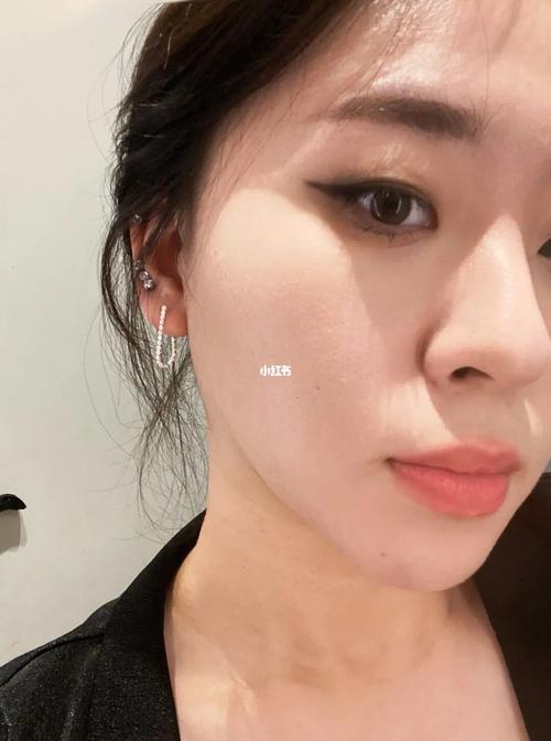 左边一个耳洞右边三个好看吗