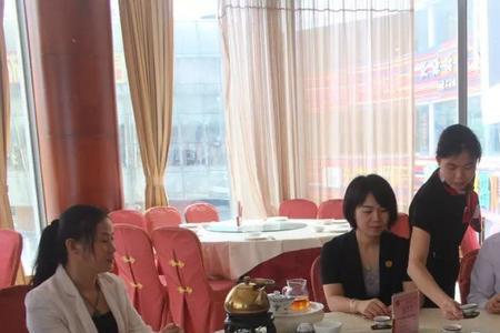 跑业务戴帽子礼貌吗