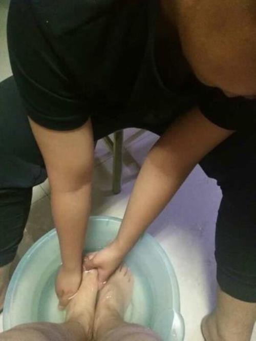 女生给你发洗脚的图片说明什么