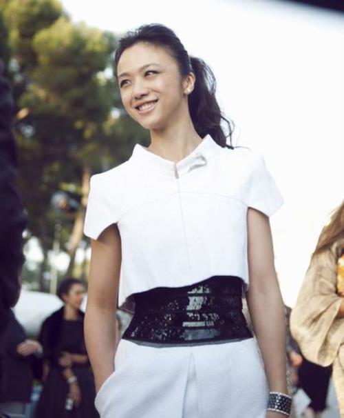 苦系脸妆容和穿衣风格