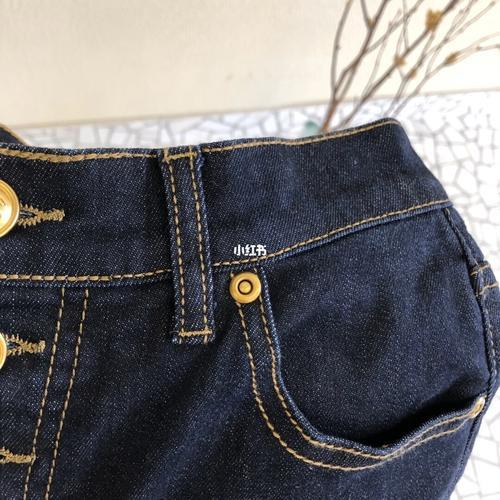 牛仔裤上为什么有那么多扣呢