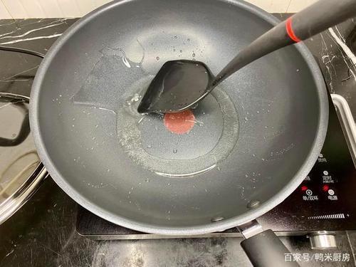 不粘锅是热锅刷锅还是凉了刷锅