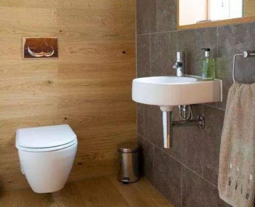 马桶坑距50可以靠墙吗