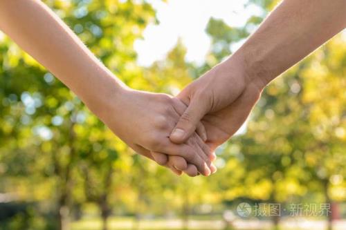 男生什么时候牵手最好