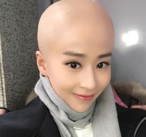 剃光头怎样戴帽子好看