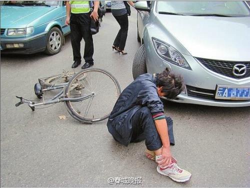 汽车把自行车撞了怎么私了