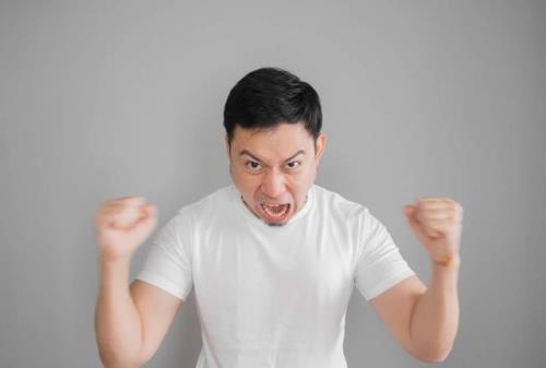 男人脾气暴躁，不负责任怎么办