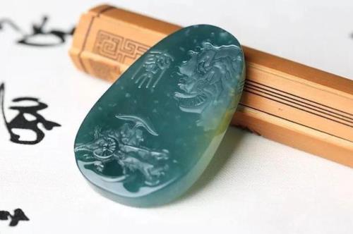 蓝水翡翠颜色越深越好吗