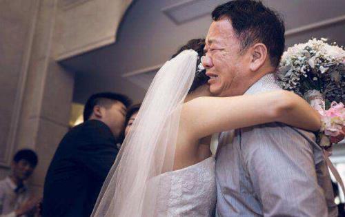 女儿出嫁父亲唱什么歌