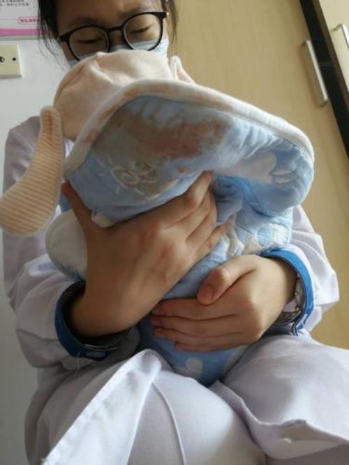 安抚婴儿拍后背还是臀部