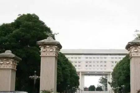 门前不端正是什么意思
