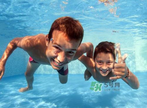 为什么游泳前要穿棉袄