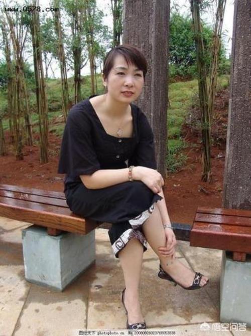 45岁女人和20岁小伙做朋友合适吗