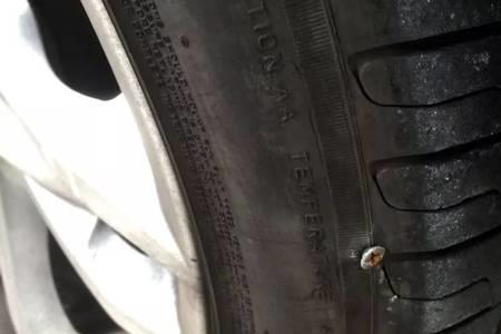 轮胎被扎了搞笑朋友圈