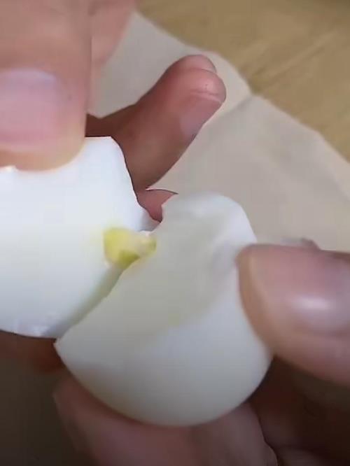 为什么鸡蛋有的白大 而有的黄