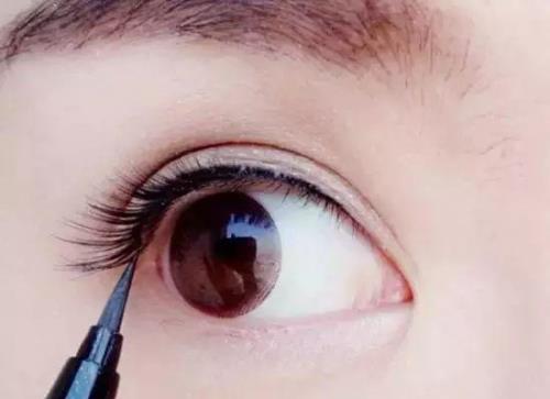 眼线做了一周了能种睫毛吗